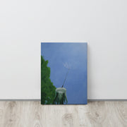 Es esmu sākums, nevis beigas — Arta Berkmaņa gleznas reprodukcija uz audekla: pienenes sēkliņa lido zilās debesīs, audekls 30 × 41 cm