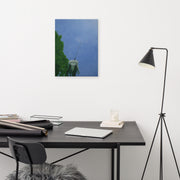 Es esmu sākums, nevis beigas — Arta Berkmaņa gleznas reprodukcija uz audekla: pienenes sēkliņa lido zilās debesīs, audekls 46 × 61 cm